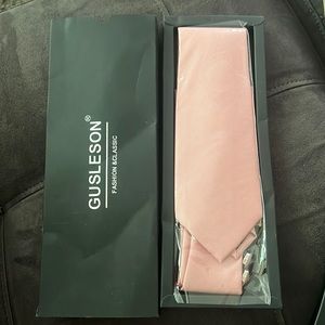 Gusleson salmon colored tie and cufflink set